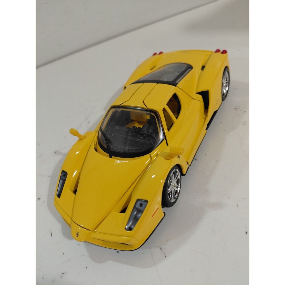 Maisto Die Cast 1/24 Scale Yellow Ferrari F60 Enzo Supercar